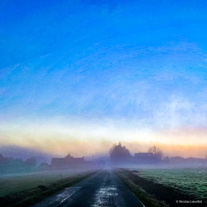 Photo d'une route dans la brume. Les quelques retouches donnent l'impression qu'il s'agit d'une peinture.