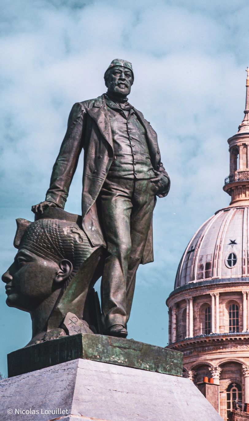 La statue d'Auguste Mariette à Boulogne-sur-Mer. En arrière-plan, la basilique de Boulogne-sur-Mer.