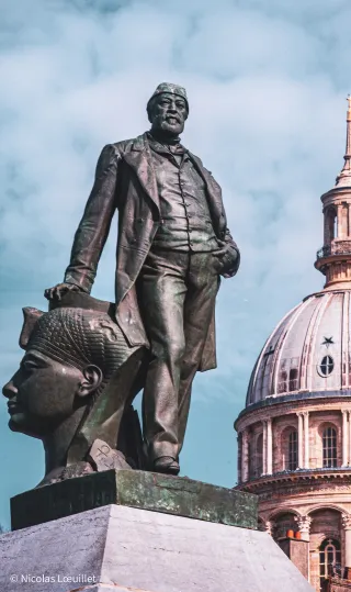 La statue d'Auguste Mariette à Boulogne-sur-Mer. En arrière-plan, la basilique de Boulogne-sur-Mer.