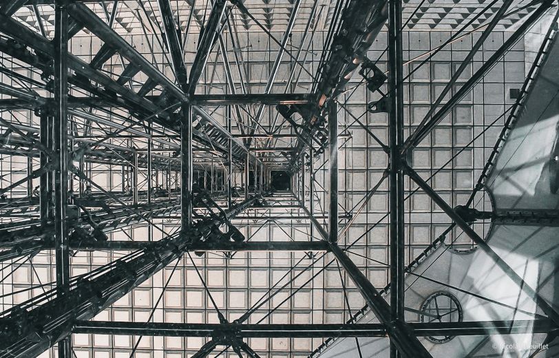Vue du dessous d'un ascenseur extérieur. La vue laisse penser à une rampe de lancement.