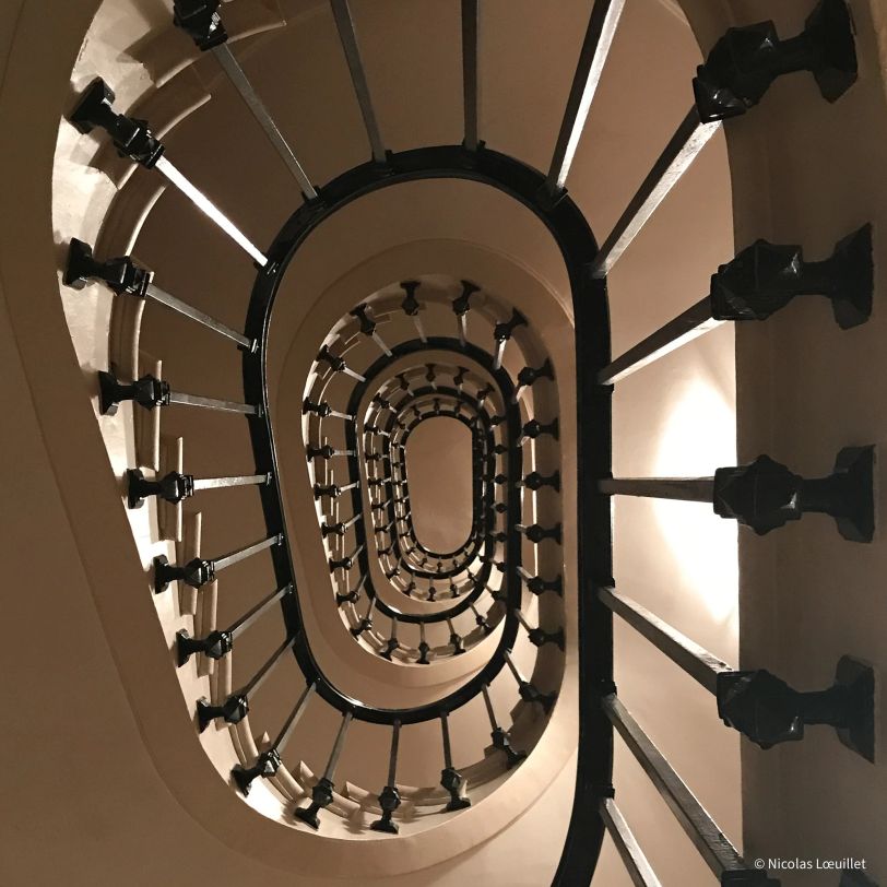Un escalier parisien en colimaçon, vu par le bas.