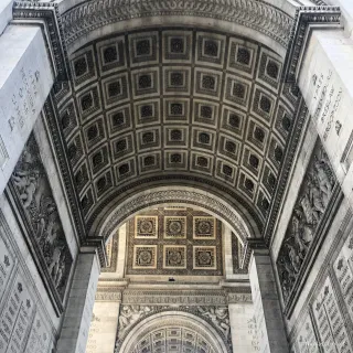 Vue de l'Arc de Triomphe par-dessous.