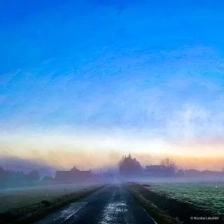 Photo d'une route dans la brume. Les quelques retouches donnent l'impression qu'il s'agit d'une peinture.