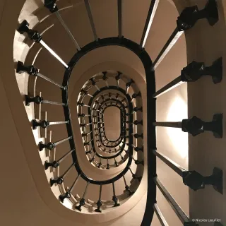 Un escalier parisien en colimaçon, vu par le bas.