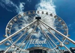Une grande roue, avec indiqué dessus « Wheel » et 4 étoiles dessous.
