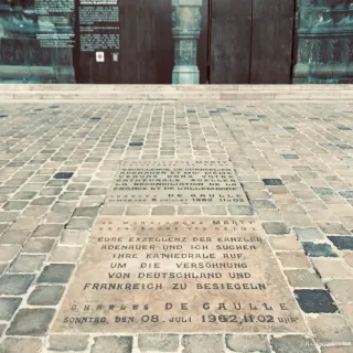 Plaque commémorative posée aux pieds de la Cathédrale Notre-Dame de Reims.