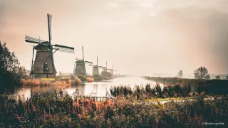 Les moulins de Kinderdijk aux Pays-Bas. La photo a été retouchée pour donner des couleurs orange / marron.
