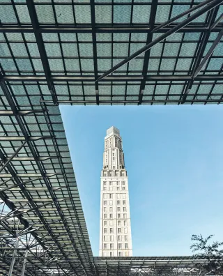 On aperçoit la Tour Perret. Autour de la tour, on voit le toit d'une esplanade (celle du parvis de la gare d'Amiens).