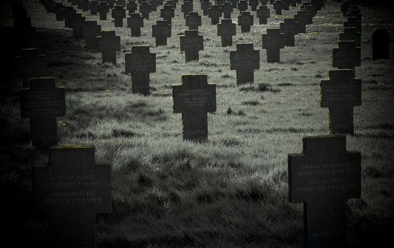 Photo d'un cimetière militaire. Elle est centrée sur la stèle de Jakob Rühle et Emil Metzger.