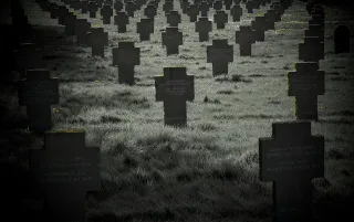 Photo d'un cimetière militaire. Elle est centrée sur la stèle de Jakob Rühle et Emil Metzger.