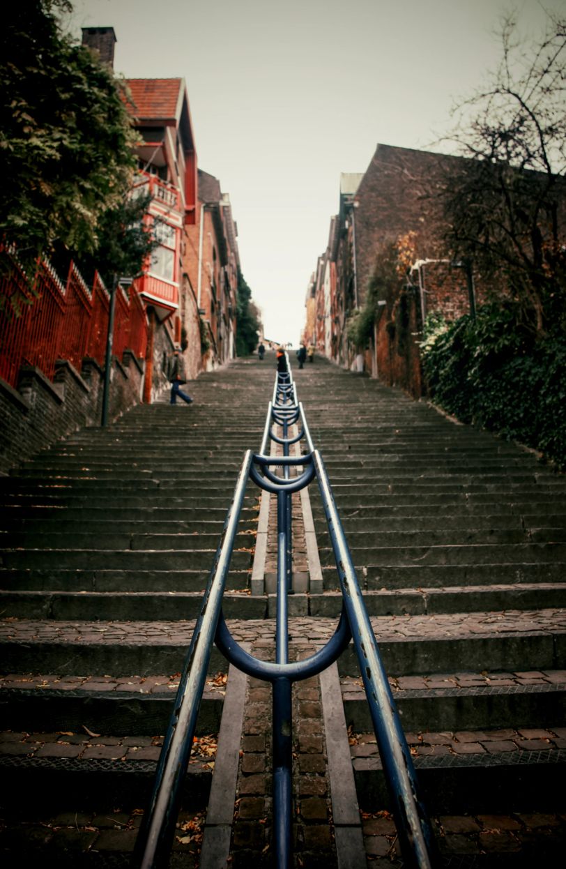Une rampe d'escalier qui se trouve au milieu de la photo. Elle donne l'impression d'être une rampe de lancement.