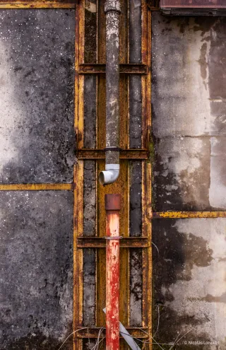 Deux morceaux d'une canalisation qui ne se rejoignent pas.