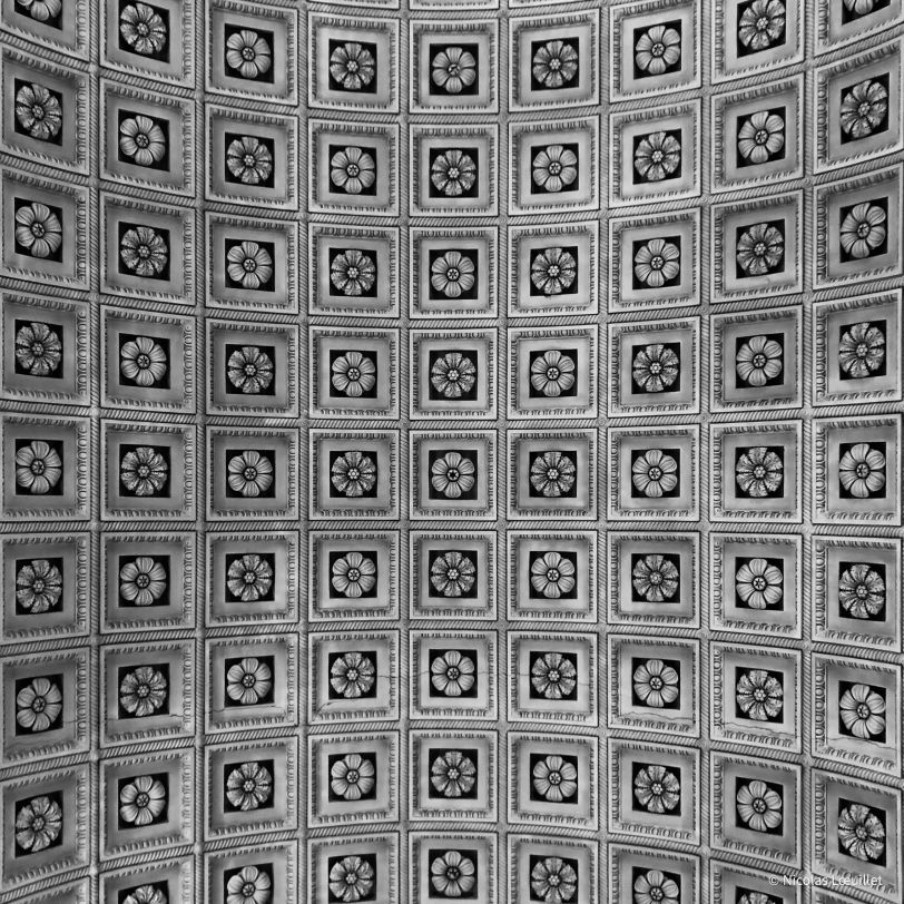 Des formes géométriques (des fleurs) sur un plafond.