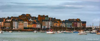 Les façades du port du Rosmeur. Au premier plan, des bateaux.