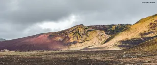 Des montagnes aux nuances vertes et rouges.