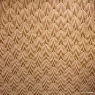 Des formes géométriques (sorte d'ogive) tapissent un mur.