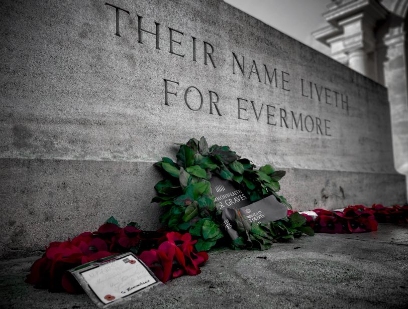 Une stèle avec l'inscription « Their name liveth for evermore ». Des coquelicots et une couronne de feuilles sont posés en dessous.